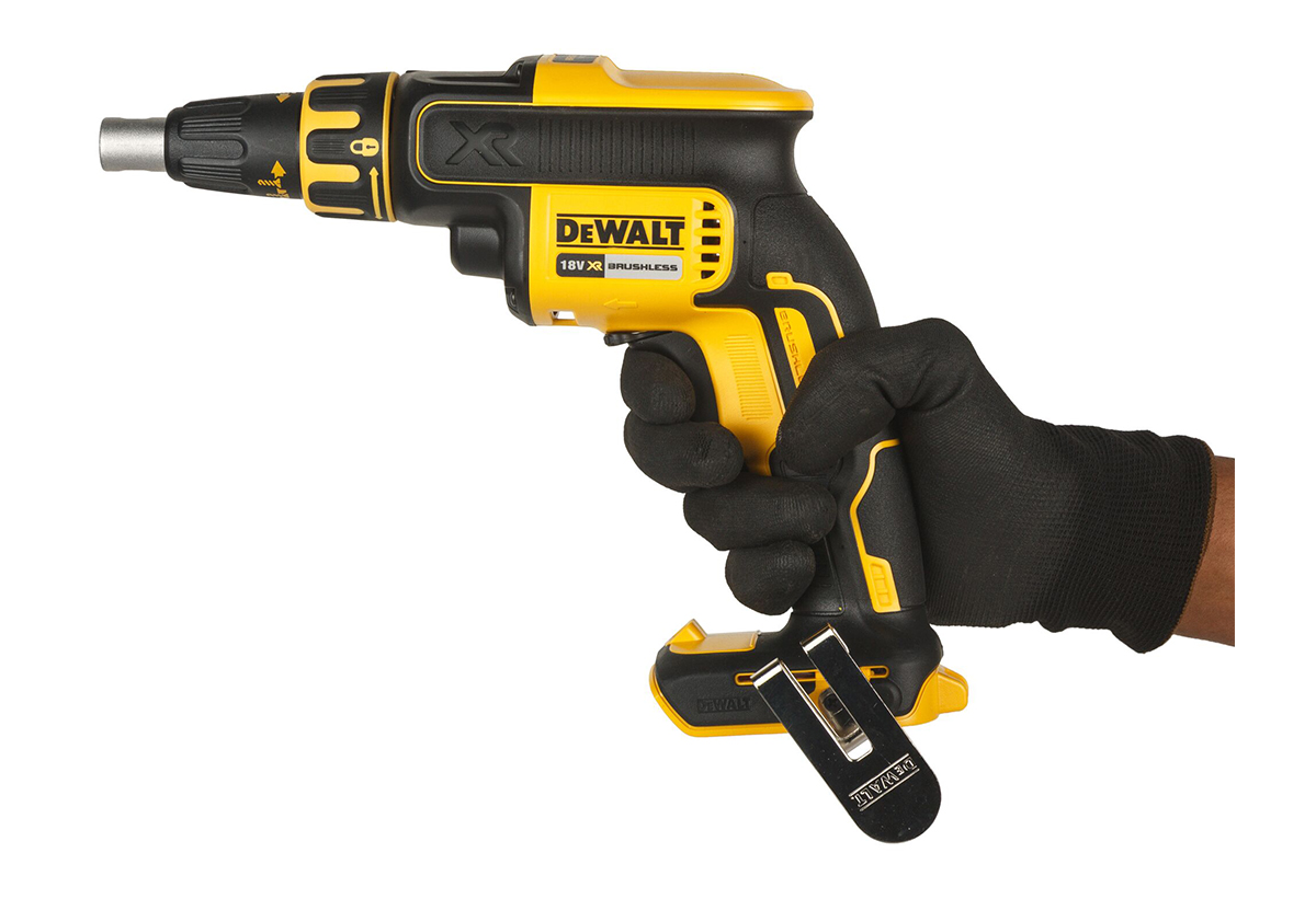 Απεικονίζεται χέρι να κρατάει το κατσαβίδι.